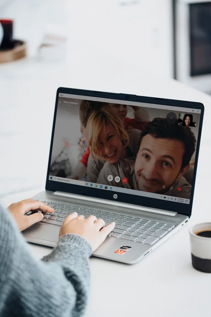 Žena při videohovoru s rodinou na notebooku