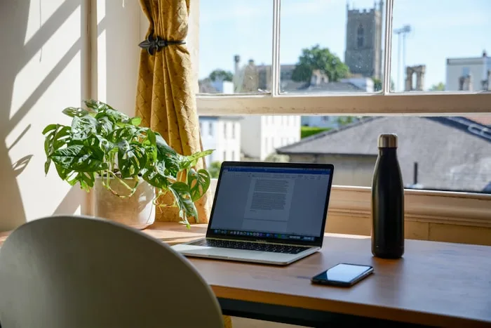 Home office u okna s výhledem na město